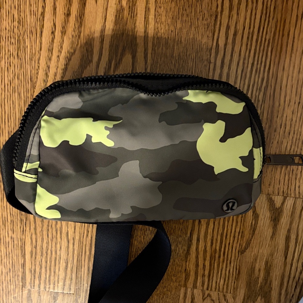 lululemon athletica Men's Belt Bag in Camo Black and Green